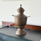 空間を格調高く演出する装飾用のオブジェとしてお楽しみいただける、重厚感のある金属製ピッチャー【5405】