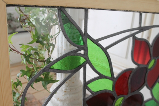 赤いお花が大きくデザインされたとても華やかなペアステンドグラス【7727-A】