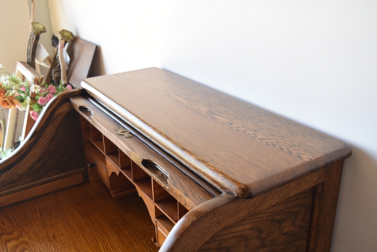 木目が美しいオーク材のスモールロールトップデスク【d83】
