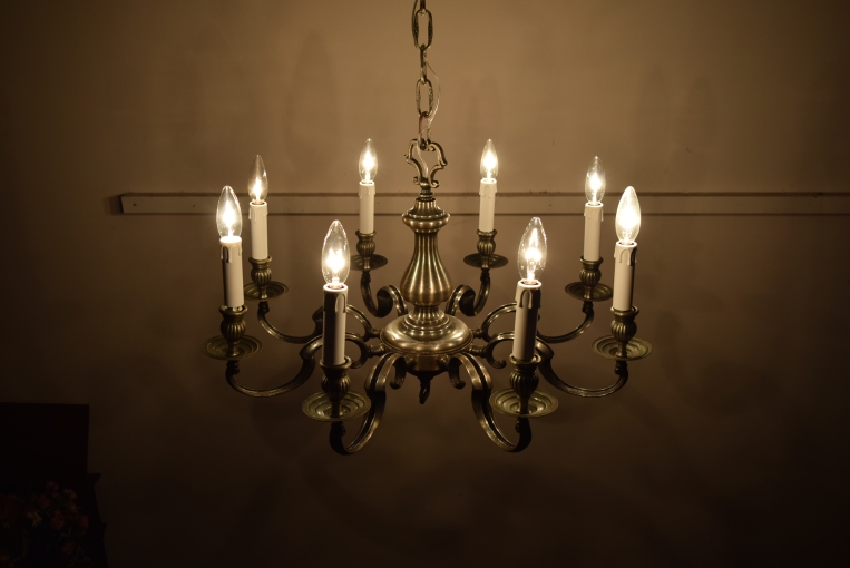 静謐な輝きを放つクラシカルな8灯式シャンデリア【sy85】