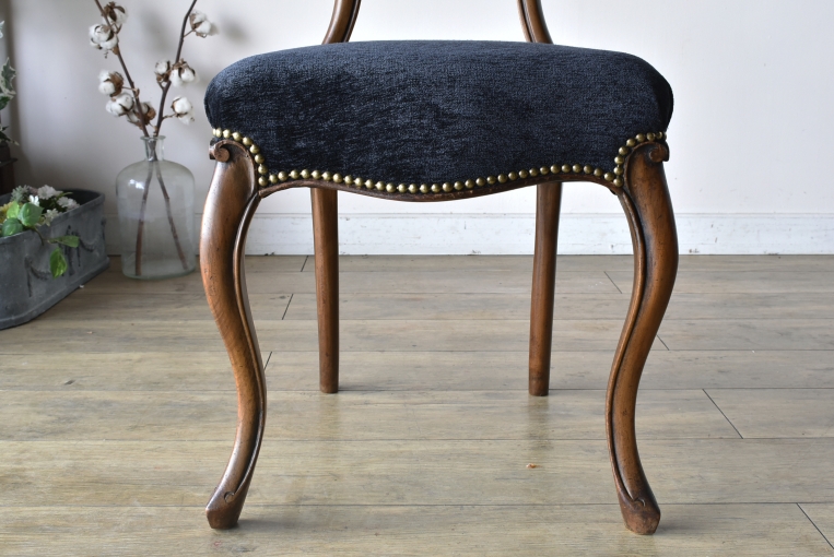 上品な佇まいのウォールナットバルーンチェア【c100-1】