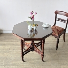 幾何学的で美しい八角形（オクタゴン）の天板シルエット。四角形や円形とは一線を画す独特の存在感があり、ソファサイドやリビングの中央に配置するだけで、インテリアに洗練されたリズムと個性を与えてくれます。