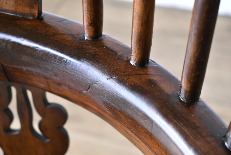 アンティークらしい味わいが魅力のダブルボウバックウィンザーアームチェア【c260-2】