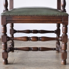 英国伝統の挽物細工が施された、太く逞しいオーク材の脚部。長年の使用にも耐えうる、しっかりとした「貫」の構造が頼もしいアンティークチェアの足元アップ。