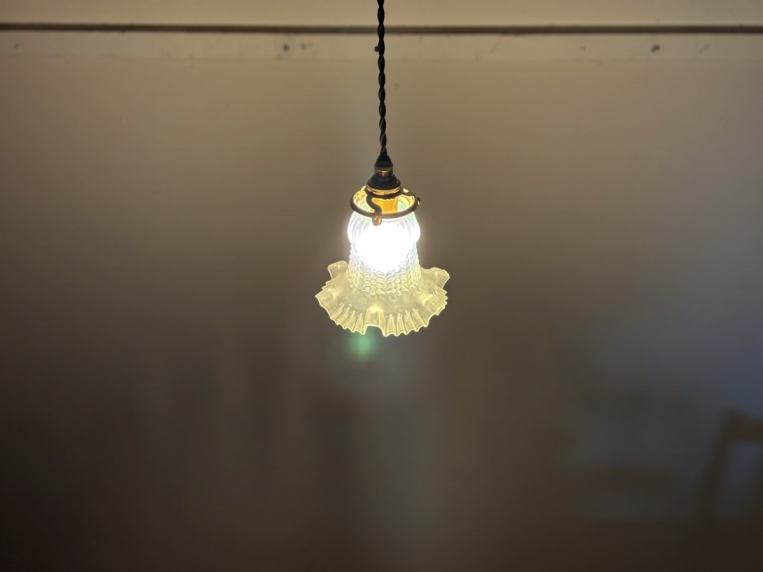 優雅なフリルと繊細な立体装飾が目を惹くペンダントライト【ls216-1】