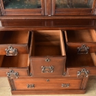 重厚な風格と実用性を兼ね備えたジョージアン様式のラージガラスキャビネット【k41】