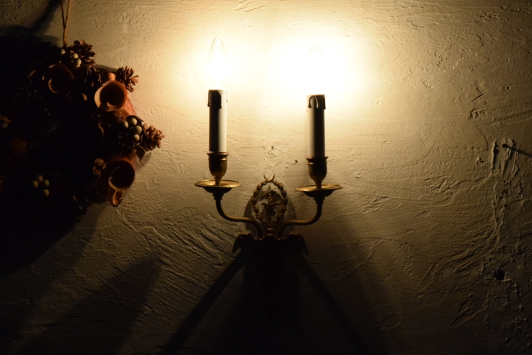 暗い部屋で電球を灯した写真です。