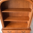 アーチの優美さが際立つ上品なブックキャビネット【9136】