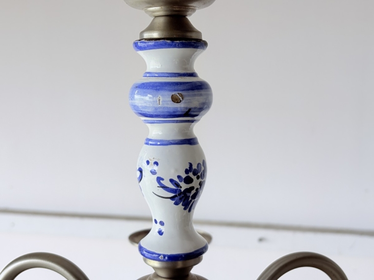 白磁に映える青い花模様と真鍮アームのコントラスト。爽やかな気品を漂わせる陶器製5灯式シャンデリア【sy476】