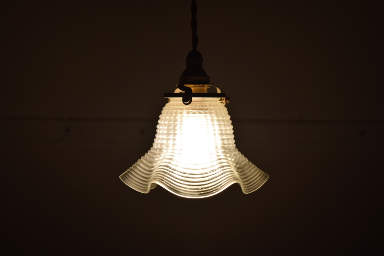 暗い部屋での点灯の様子