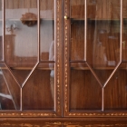 全面に施されたインレイドが美しいマホガニーガラスキャビネット【k191】