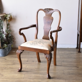 ウォールナット製のクイーンアンアームチェア【ds53-6】