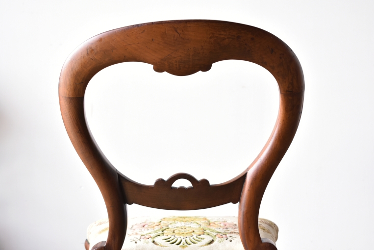優雅で華やかなデザインが魅力のウォールナットバルーンチェア【c215-6】