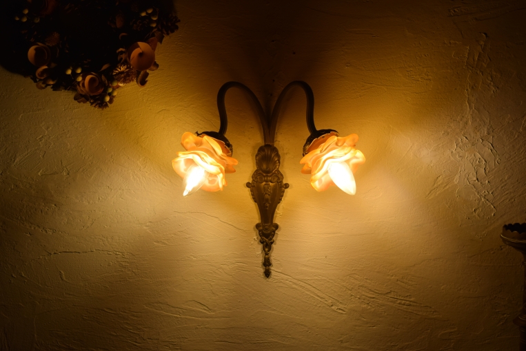 暗い部屋で点灯した様子