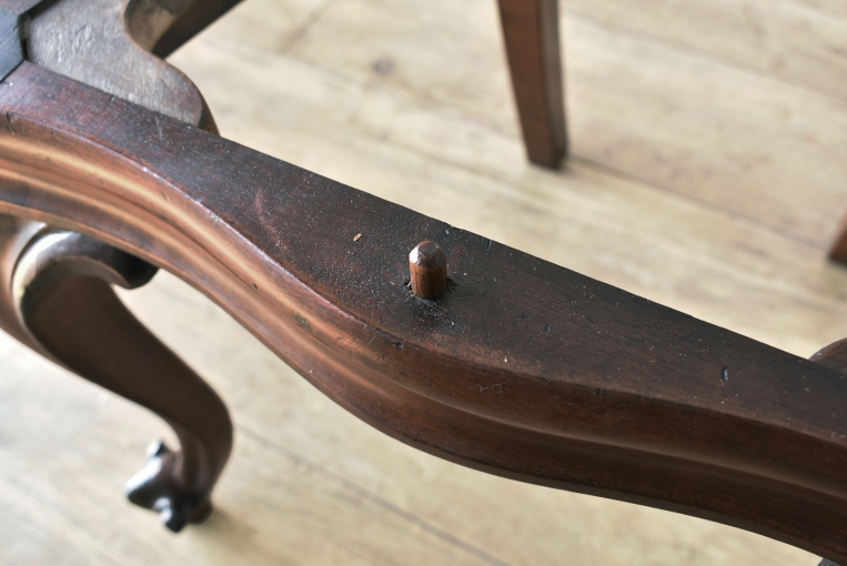 優雅で華やかなデザインが魅力のウォールナットバルーンチェア【c215-5】