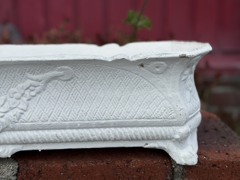 横長のフォルムが寄せ植えを華やかに演出。優美な草花レリーフが施されたホワイトカラーのプランター【51538】