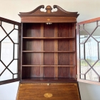繊細な象嵌装飾とスワンネックが優美なマホガニー製ブックビューロー。収納とデスクを兼ね備えたジョージアン様式の逸品【k119】