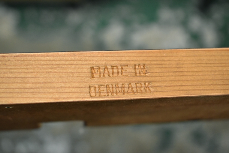 デンマーク製を示す刻印が内側にしっかりと彫られています。