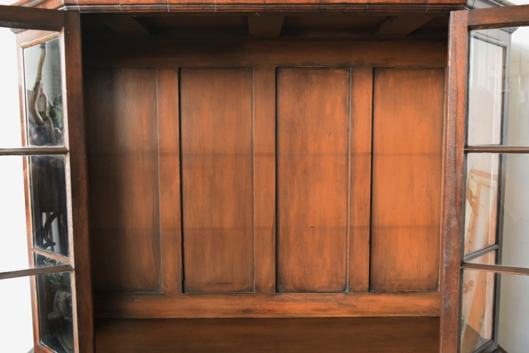 ウォールナットの化粧張りが美しいガラスキャビネット【k147】