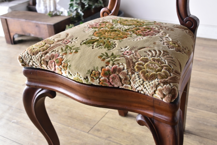 優雅で華やかなデザインが魅力のウォールナットバルーンチェア【c215-6】