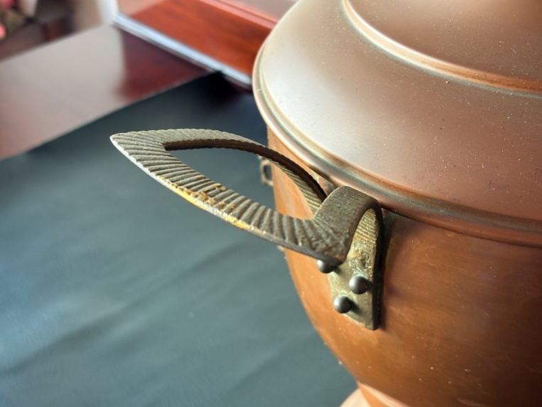 空間を格調高く演出する装飾用のオブジェとしてお楽しみいただける、重厚感のある金属製ピッチャー【5405】