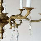 優雅な曲線が空間を華やかに彩る、真鍮の重厚な質感としずく型クリスタルが煌めく8灯式ガラスシャンデリア【sy470】