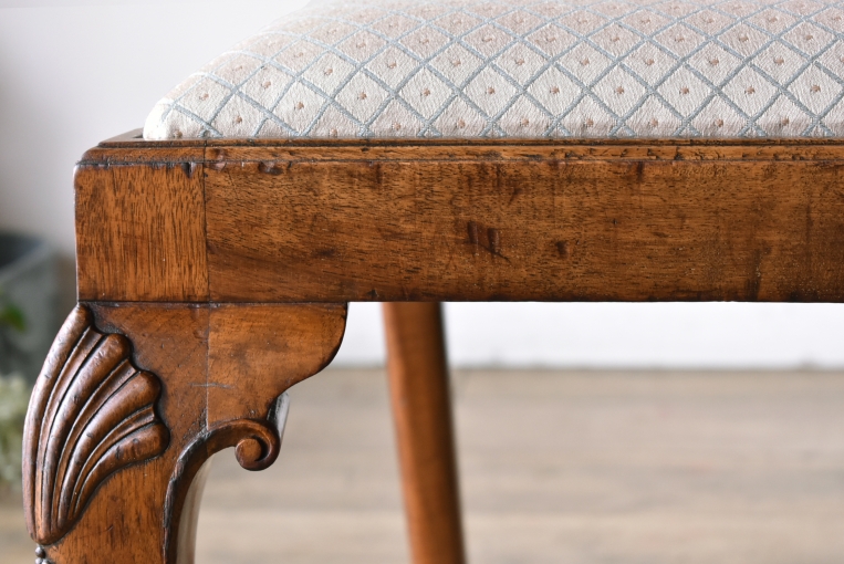 花瓶型の背もたれが特徴のクイーンアンチェア【c285-2】