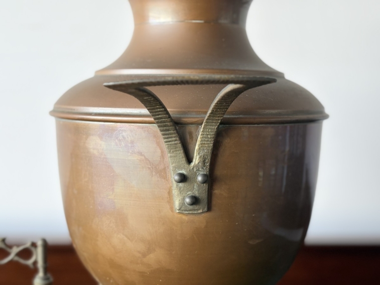 空間を格調高く演出する装飾用のオブジェとしてお楽しみいただける、重厚感のある金属製ピッチャー【5405】