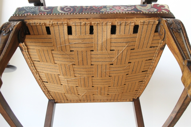 アンティークならではの生地が目を引くアームチェア【c35】