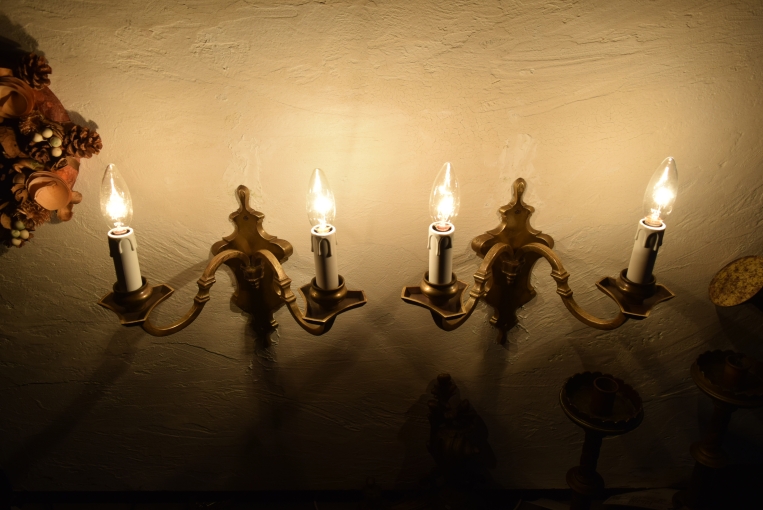 暗い部屋で見下ろした様子