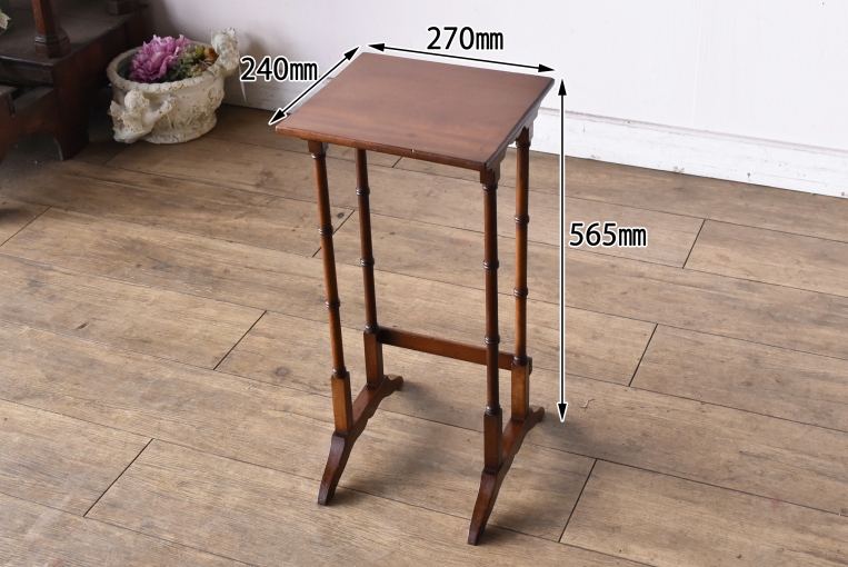 重なりが生む美しさと実用性を備えた佇まいのマホガニーネストテーブル　【t3】