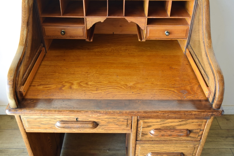 木目が美しいオーク材のスモールロールトップデスク【d83】