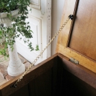 オーク無垢材で内装までしっかりと作られたベッドサイドコファ【40291】