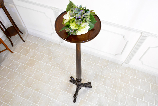 スマートなシルエットが特徴的なプラントスタンド【40274】