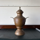 空間を格調高く演出する装飾用のオブジェとしてお楽しみいただける、重厚感のある金属製ピッチャー【5405】