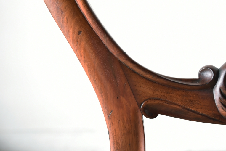 優雅で華やかなデザインが魅力のウォールナットバルーンチェア【c215-6】