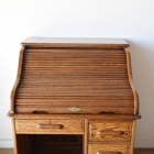 木目が美しいオーク材のスモールロールトップデスク【d83】