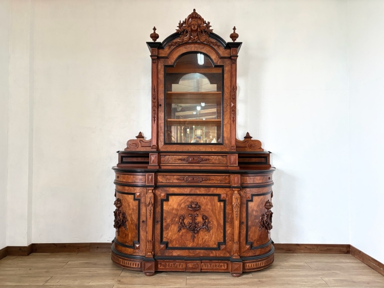 1900年代フランス製、ナポレオン3世様式の大型キャビネット。最高級ウォールナット材の深い木目と、クラシックな装飾が調和した、圧倒的な品格を放つアンティークのブックケース・飾り棚です。