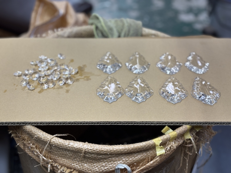 優雅な曲線が空間を華やかに彩る、真鍮の重厚な質感としずく型クリスタルが煌めく8灯式ガラスシャンデリア【sy470】