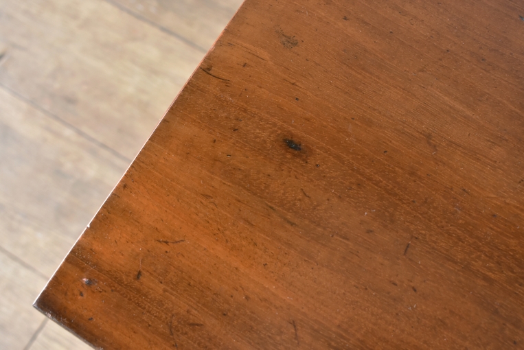 重なりが生む美しさと実用性を備えた佇まいのマホガニーネストテーブル　【t3】