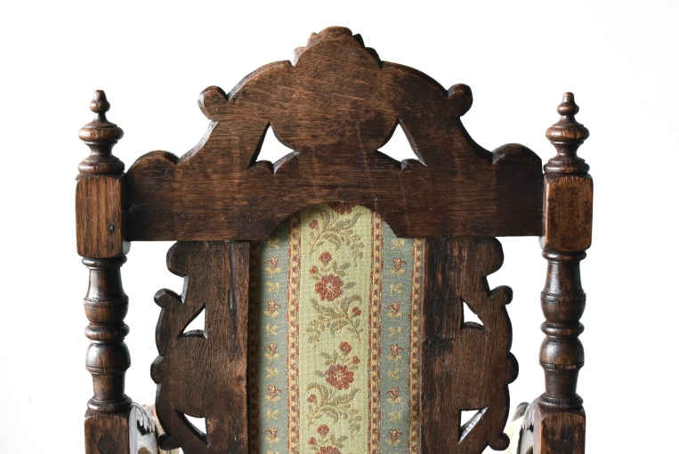 見事な彫刻が美しいキッズアームチェア【c304】