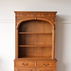 アーチの優美さが際立つ上品なブックキャビネット【9136】