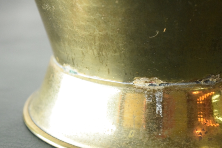 真鍮の輝きと手仕事の温もり、ハンマリング加工のブラスフラワーベース【8532】