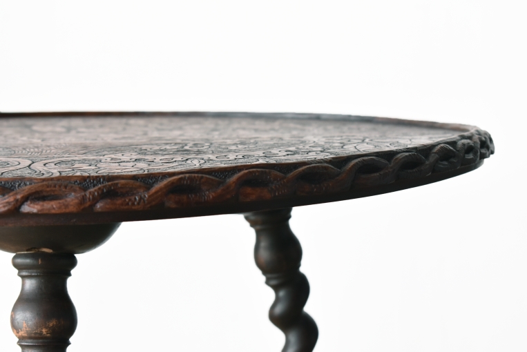 天板一面の彫刻細工が目を引くカーヴィングテーブル　【t34】