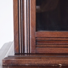 重厚な風格と実用性を兼ね備えたジョージアン様式のラージガラスキャビネット【k41】