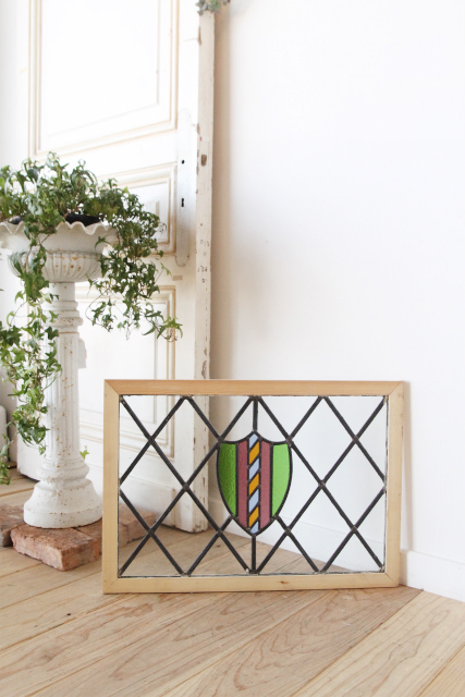 カラフルなガラスが用いられたステンドグラス【7738-C】