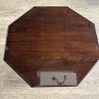 木目の美しさを保護しつつ際立たせる、取り外し可能なガラストップ仕様。艶やかなウォールナットの木肌を楽しみながら、日常のティータイムやお花を飾る際も気兼ねなく使える、実用性と装飾性を兼ね備えた造りです。