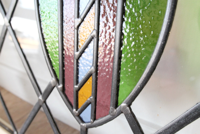 カラフルなガラスが用いられたステンドグラス【7738-C】