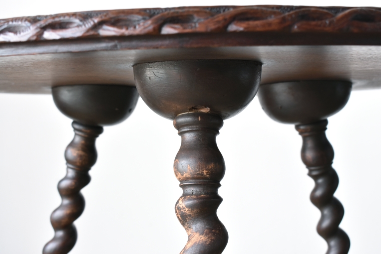 天板一面の彫刻細工が目を引くカーヴィングテーブル　【t34】