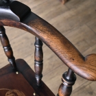 味わい深いスピンドルバックアームチェア【c307】